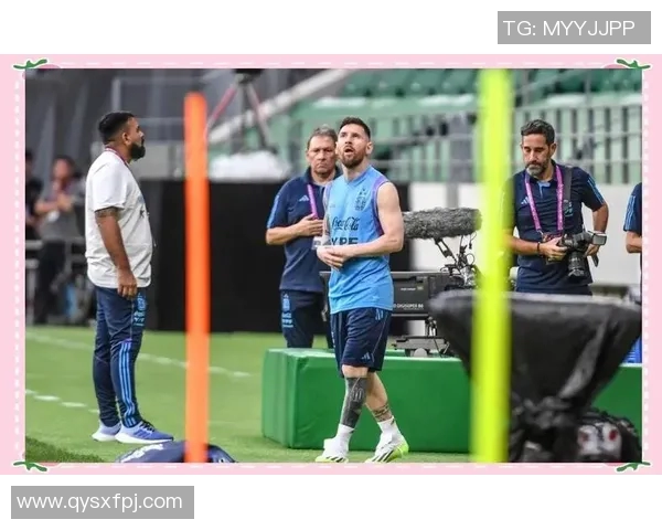 足球明星为粉丝送出限量版手机引发热烈互动和关注